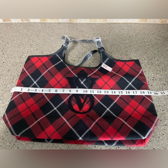 NWT Victoria’s Secret Plaid Weekender Travel Tote Bag Red/Black Plaid - Picture 5 of 6